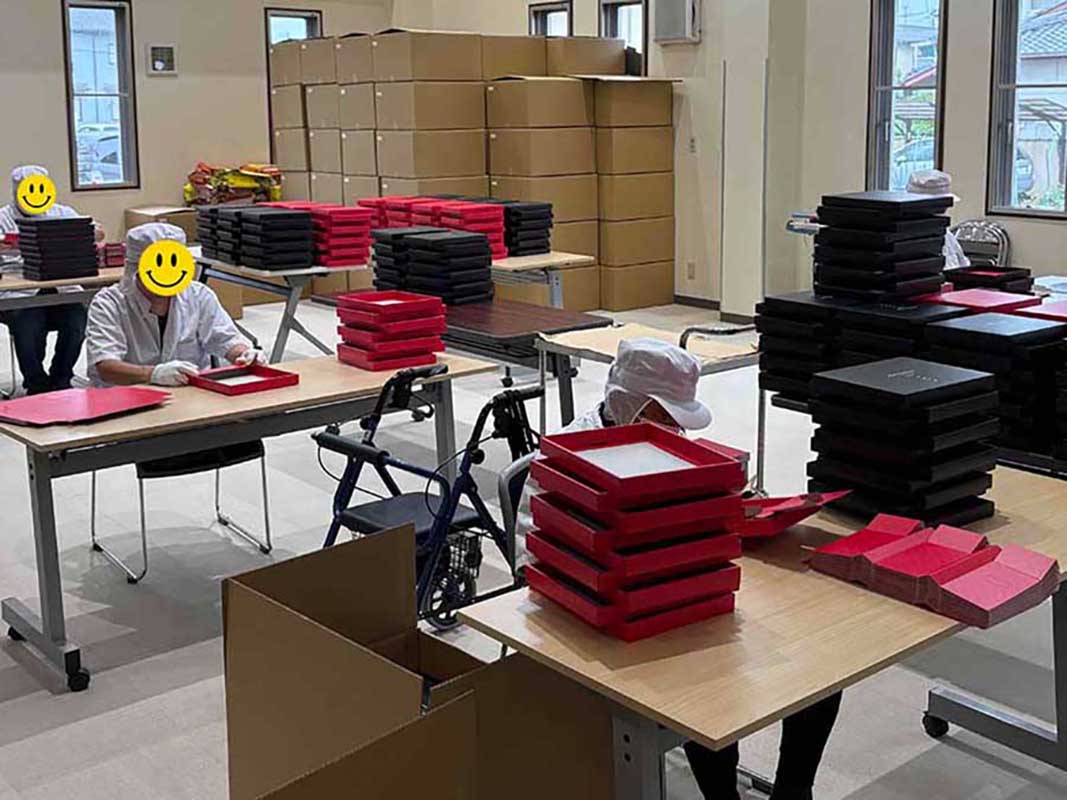 菓子箱の箱折り作業