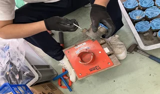 水道メーターの分解作業の様子です