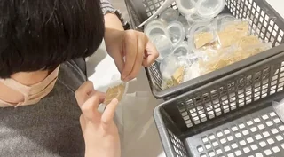 シール貼り