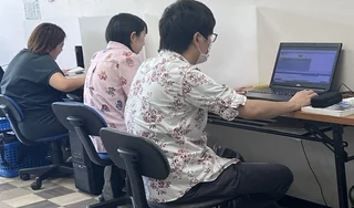 ブルー_作業風景