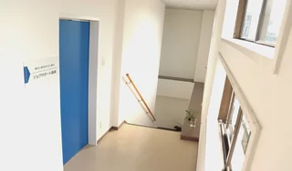 事業所階段➡扉