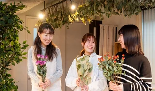 花を持っている人