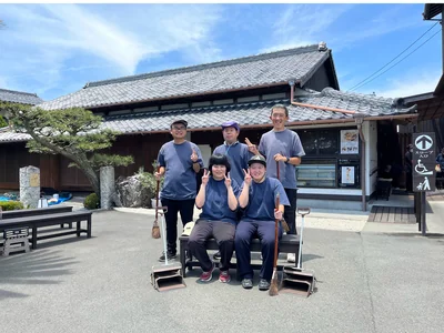 掃除　古民家背景