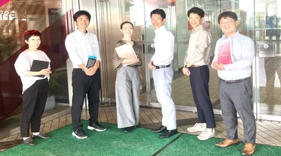 スタッフ集合　ビル入口